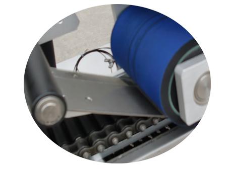 कागज ट्यूब लेबलिंग मेशिन rol०० रोलरले स्वयं चिपकने कपडा स्टिकर लेबल राख्छ