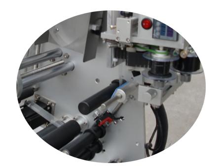 १० मिलीलीटर सानो बोतल लेबलिंग मेशिन प्रमाणपत्र डबल लेयर लेबल स्टीकरको साथ