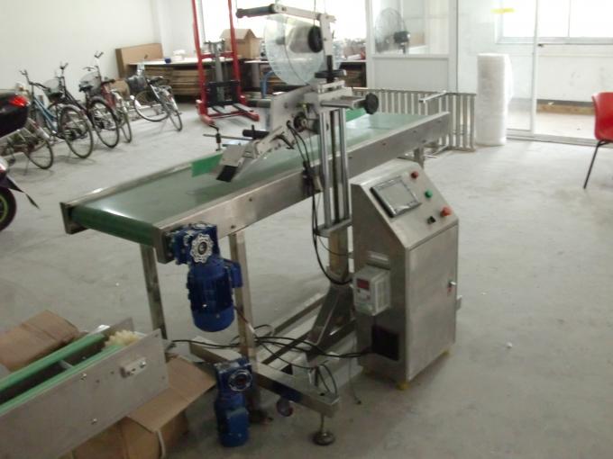 तालिका शीर्ष स्वयं चिपकने वाला स्टीकर फ्लैट सतह लेबल एप्लिकेटर पेजिंग मेशिन फ्रिज वस्तुहरूको साथ