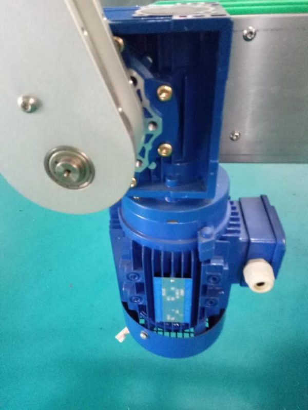 SUS304 कैबिनेट दुई साइड साइड स्क्वायर बोतल स्टीकर लेबलिंग मेशिन व्यक्तिगत देखभाल उत्पादनहरूको साथ