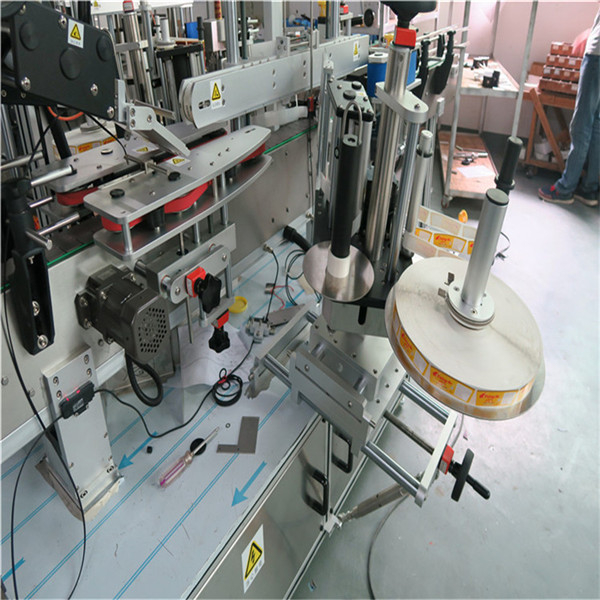 तीन लाइनियर सेल्फ चिपकने लेबलिंग मशिन अगाडि / पछाडि / घाँटी पेय पदार्थ / फूड / दैनिक केमिकल