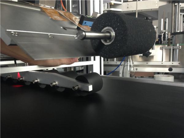 PLC टच स्क्रीन स्वचालित स्टीकर लेबलिंग मेशिन घरेलु मास्क / कार्टन मास्क