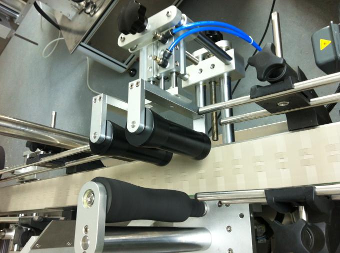 ग्लास बोतल सेल्फ चिपकने वाला स्टीकर लेबलिंग मेशिन, ग्लास जार लेबलिंग मेशीन