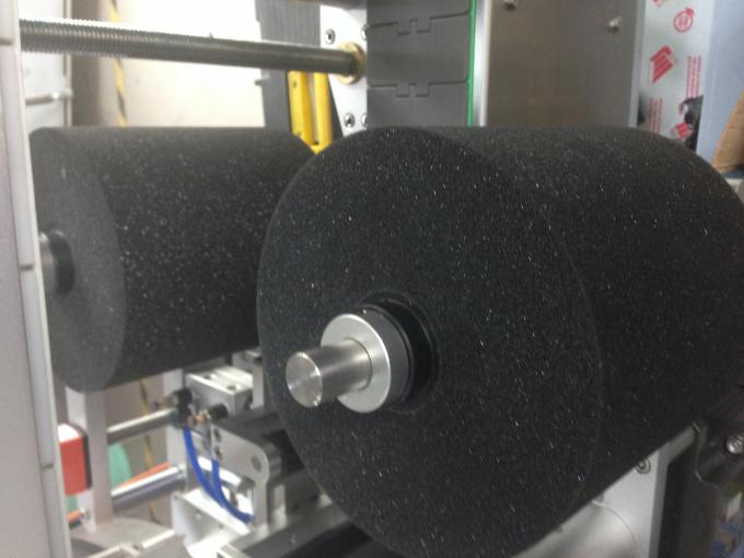 गोल / फ्ल्याट / स्क्वायर बोतलका लागि सर्भर मोटर बोतल लेबलर मेशीन