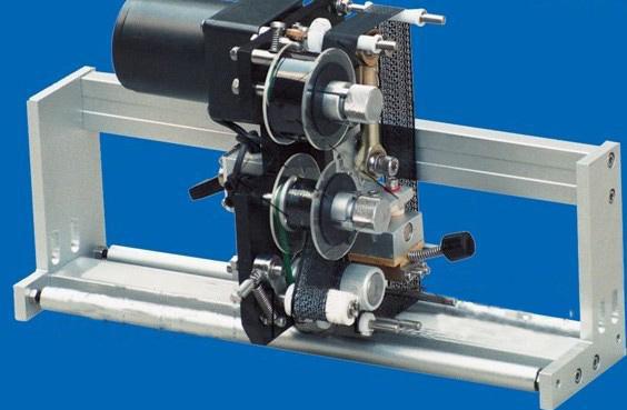 उच्च गति डबल साइड स्टिकर लेबल एप्लिकेटर, राउन्ड / वर्ग / फ्ल्याट बोतलहरूका लागि स्वचालित लेबलिंग मेशीन