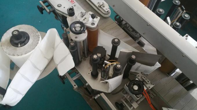 २k किलोग्राम जार स्क्वायर बोतल स्टिकर एप्लिकेटर मेशिन, खुवाउने बोतलहरू स्थिर गतिको साथ लेबलिंग मेशीन