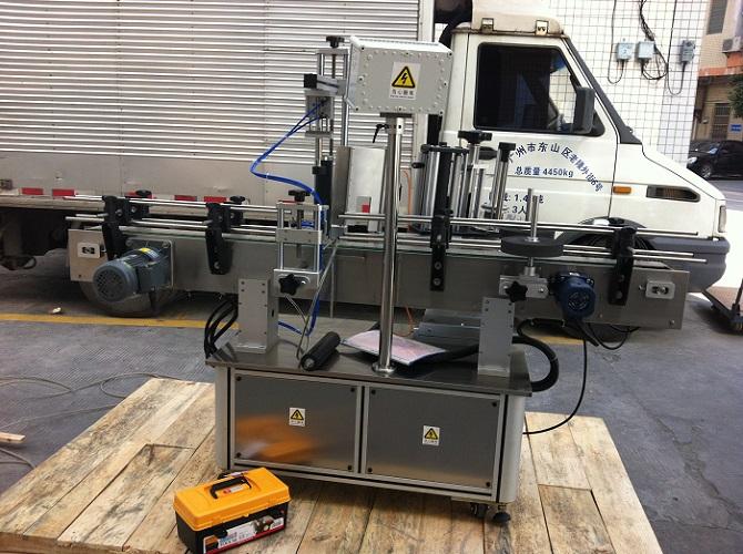 Adhesvie लेबलको लागि उच्च प्रेसिजन डुअल लेबल राउन्ड बोतल स्टिकर लेबलिंग मेशीन