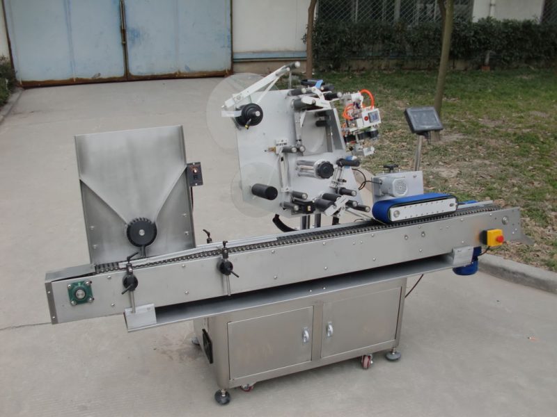 चीन कन्वेयर मोटर HY ब्रान्ड शीशी लेबलिंग मेशीन, इलेक्ट्रॉनिक्स आपूर्तिकर्ताका लागि सातौं ब्याट्री लेबल स्टीकर मेशिन