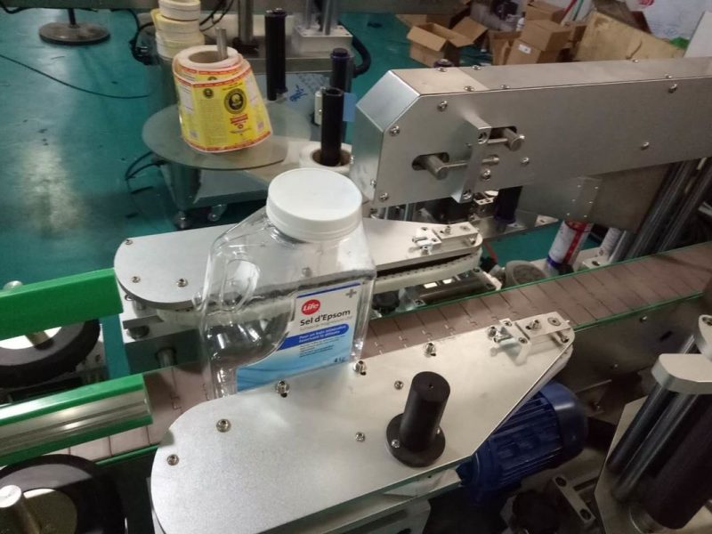 चीन SUS304 कैबिनेट दुई साईड स्क्वायर बोतल स्टीकर लेबलिंग मेशिन व्यक्तिगत देखभाल उत्पादन आपूर्तिकर्तासँग