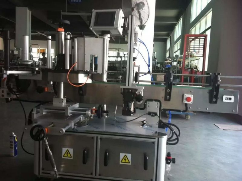 चीन फल / तरकारी जूस गोल बोतल स्टिकर लेबलिंग मेशीन पेय उद्योग आपूर्तिकर्ताका लागि