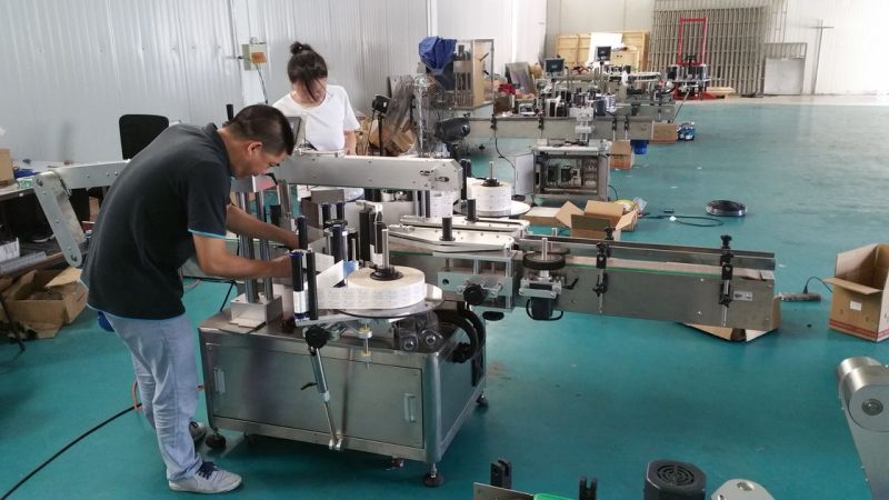 चीन अनुकूलित पानी बोतल लेबलिंग मशीन, डबल साइड आपूर्तिकर्ता को लागी स्वचालित बेंच लेबलर मेशिन